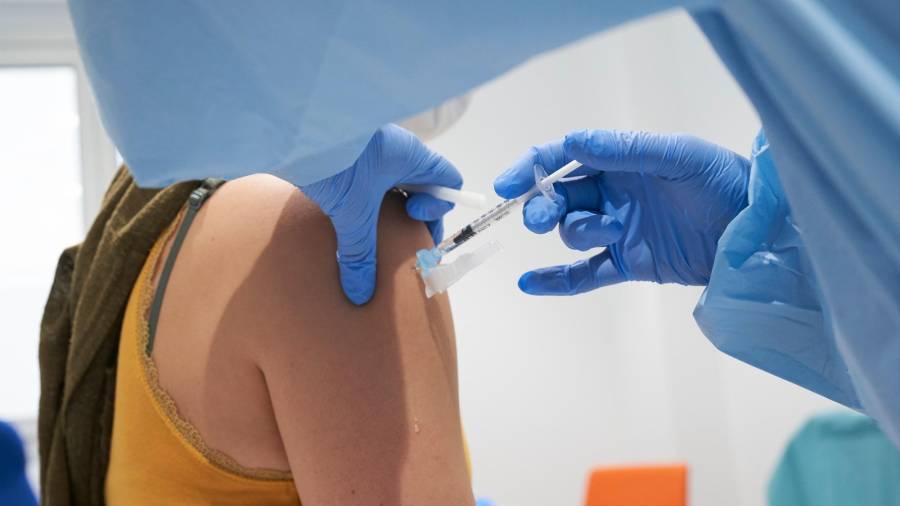Una persona recibe la vacuna contra el coronavirus (FOTO: Erre de Hierro)