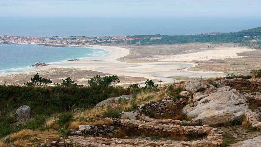 Panorámica da lagoa de Carregal e da duna do parque natural de Corrubedo, en Ribeira, unha das xoias medioambientais de Galicia. Foto: C.