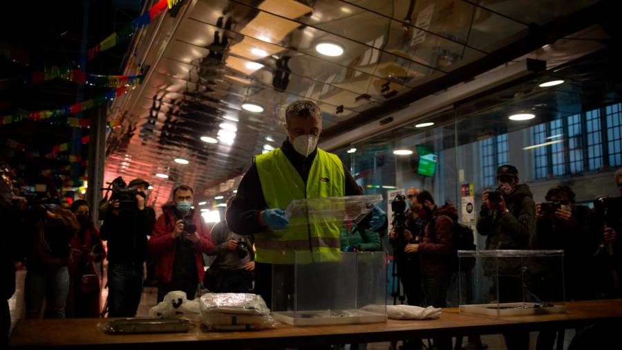 Un operario colocando las urnas en el barcelonés Mercat del Ninot. Foto: David Zorrakino/E.P.