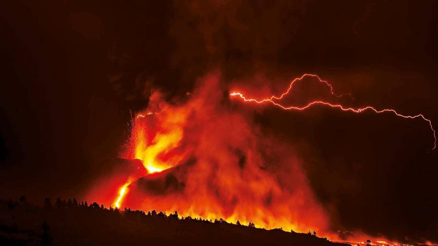 Un rayo volcánico atraviesa la parte alta de Cumbre Vieja, siendo visible desde lejos. Foto: E.P.