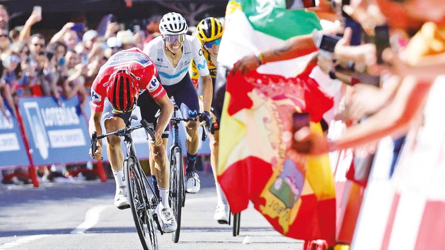 CICLISMO. Remco Evenepoel esprinta para batir a Enric Mas en el alto del Piornal en una etapa de la pasada edición de La Vuelta. Foto: - UNIPUBLIC/RAFA GÓMEZ/SPRINTCYCLINGAGENCY -