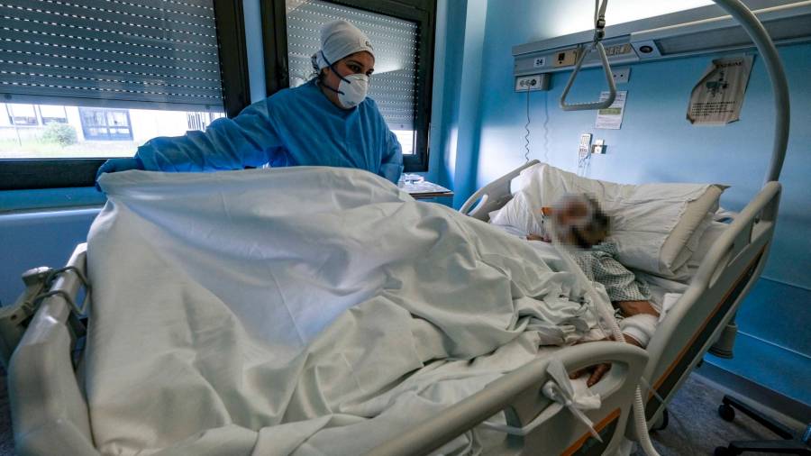 Un paciente con covid-19 recibe tratamiento en una unidad de ciudados intensivos. Foto:Efe