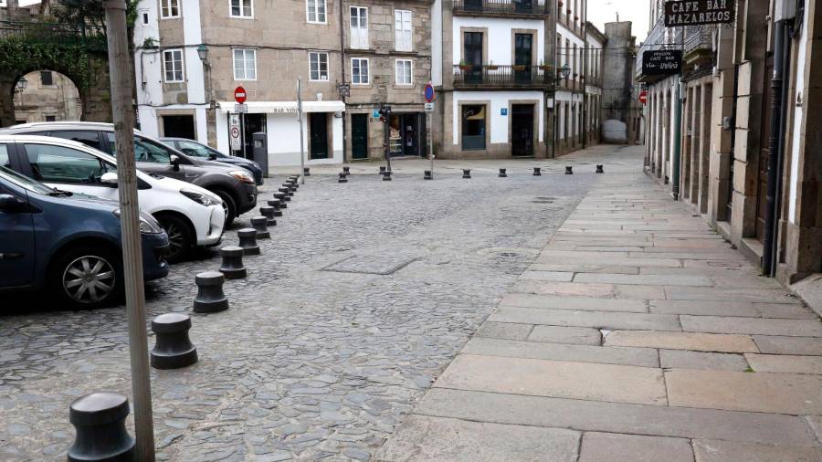 Vehículos aparcados en la plaza de Mazarelos. Foto: ECG
