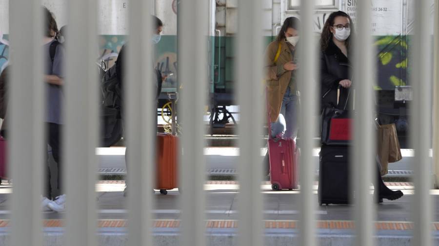 En la foto de archivo, estudiantes en la estación de tren de Santiago. ÁLVARO BALLESTEROS/EUROPA PRESS