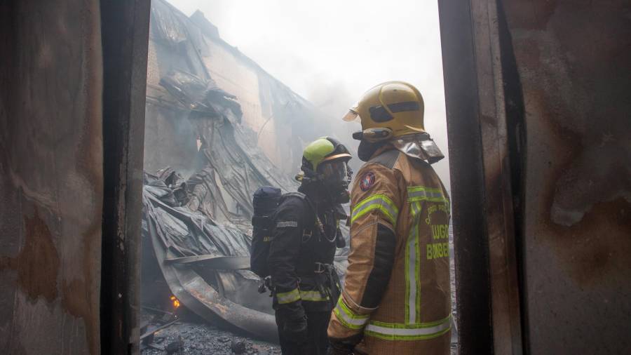 Efectivos de Bomberos de Lugo durante las labores de extinción del fuego en O Ceao. Foto: Europa Press