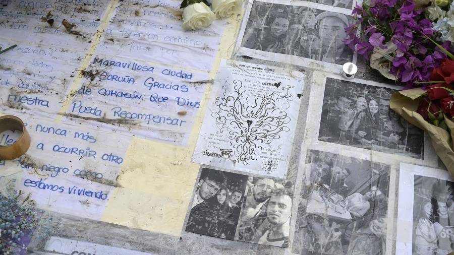 Fotografías y notas escritas en el altar colocado en la acera donde fue golpeado Samuel, el joven asesinado en A Coruña. M. DYLAN / EUROPA PRESS