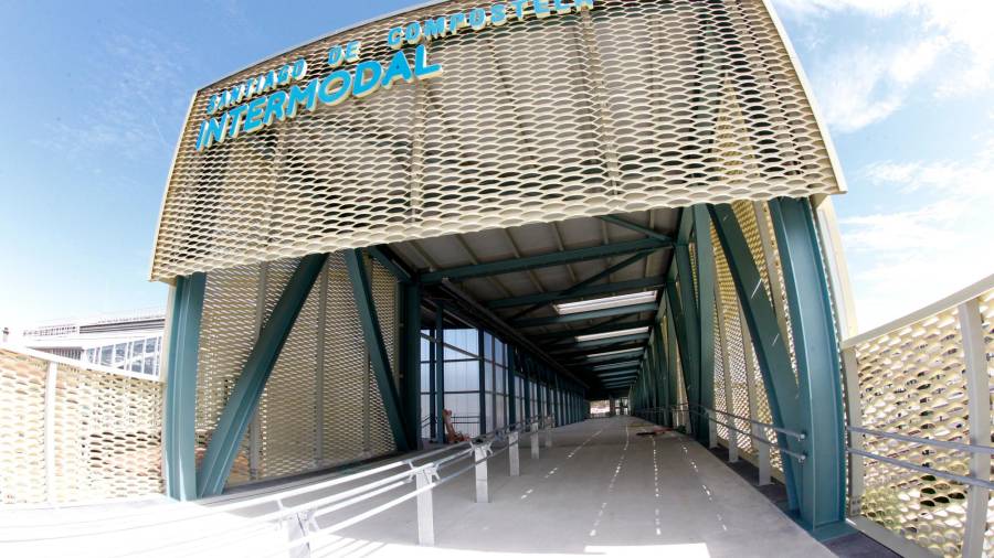 Entra en funcionamiento la pasarela peatonal: Del Ensanche a Pontepedriña en apenas dos minutos