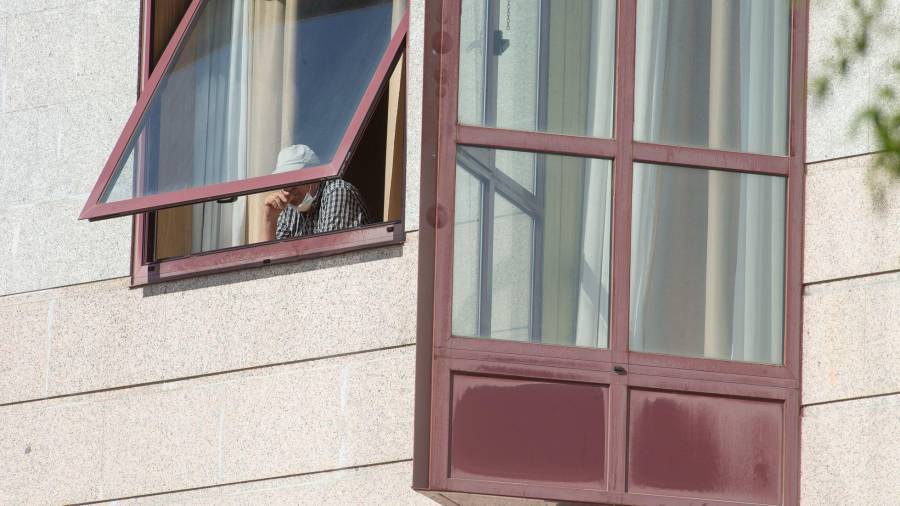 Imagen de archivo de un usuario de una residencia de mayores de Galicia asomado a la ventana. CARLOS CASTRO / EUROPA PRESS