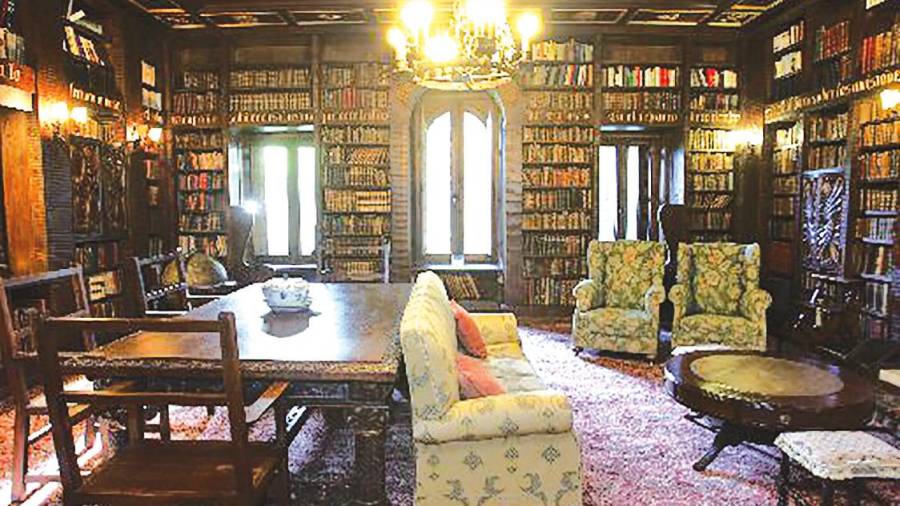 biblioteca. El lgran salón que utilizaba doña Emilia para escribir y guardar sus libros. Fotos: Conchi Paz