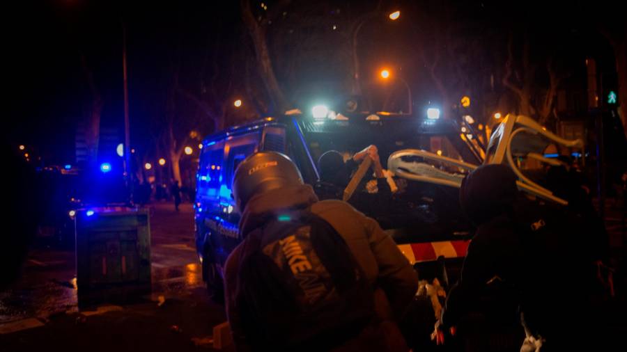 Encapuchados en la manifestación de Barcelona en apoyo a Hasél. Foto: David Zorrakino/E.P.
