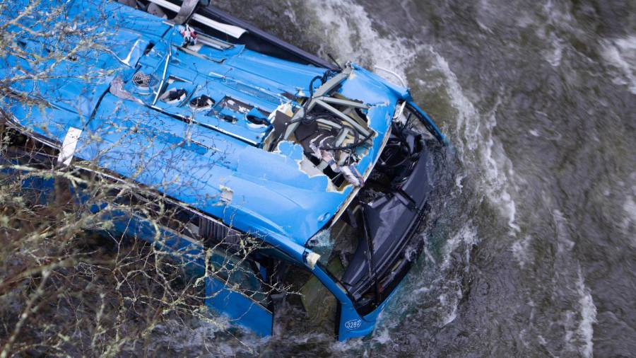 Los equipos de emergencias en la búsqueda de al menos tres personas desaparecidas tras caer un autobús al río Lérez en Cerdedo-Cotobade. FOTO: EFE