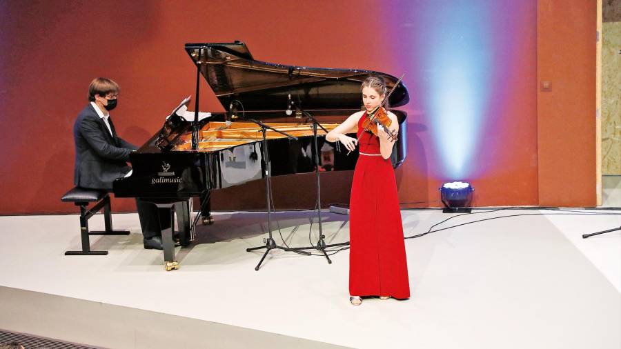 Ana Molina, al violín, y Pablo Galdo, al piano, durante la gala.