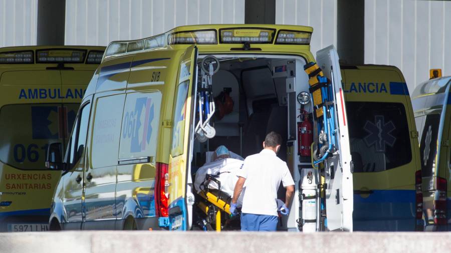 En la foto de archivo, un profesional sanitario baja de una ambulancia a un paciente con COVID en Lugo. CARLOS CASTRO/EUROPA PRESS