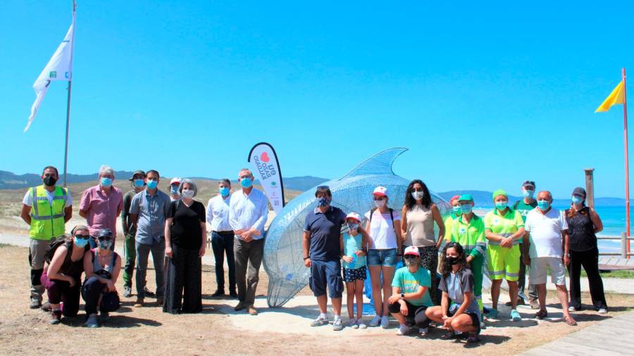 Os autores e voluntarios que participaron na elaboración da obra co alcalde de Carballo, apoiado no arroaz feito con plástico reciclado. Foto: C.C.