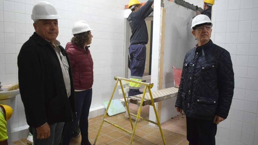 O alcalde visita as obras que executan no pavillón de Beiro os alumnos do Obradoiro de Emprego