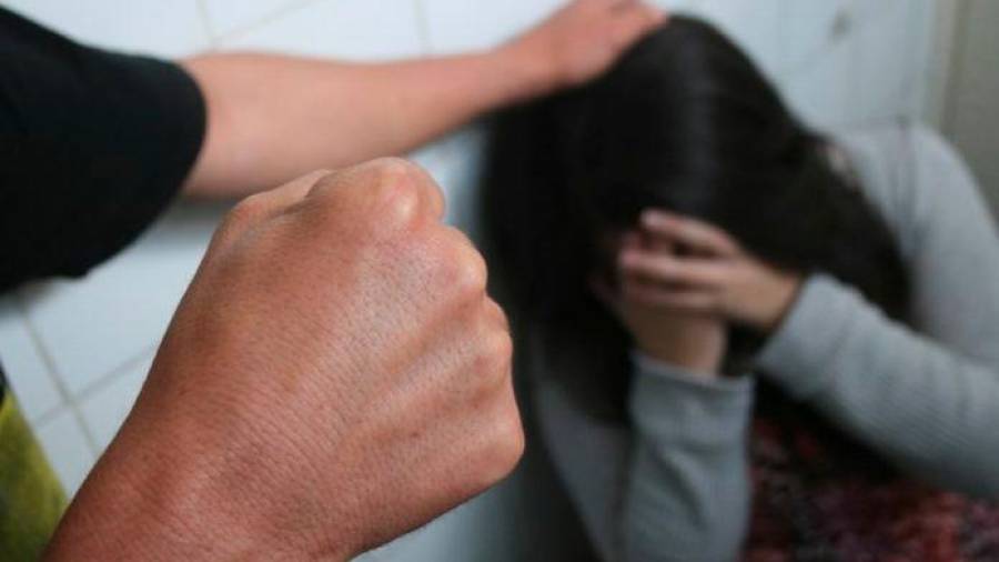 El 21,5 % de las mujeres fue agredida por su pareja, padres, compañeros o desconocidos