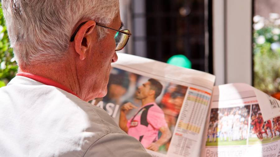 Foto de archivo de un pensionista leyendo el periódico.