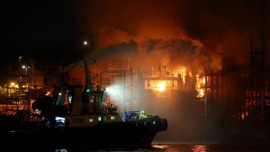 Grandes llamas, humo y explosiones en el incendio de un astillero en Marín