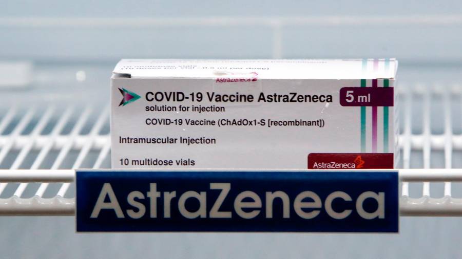 Una caja que contiene la dosis de la vacuna de AstraZeneca reposa en un refrigerador para mantener la temperatura adecuada. Foto: Chaiwat Subprasom