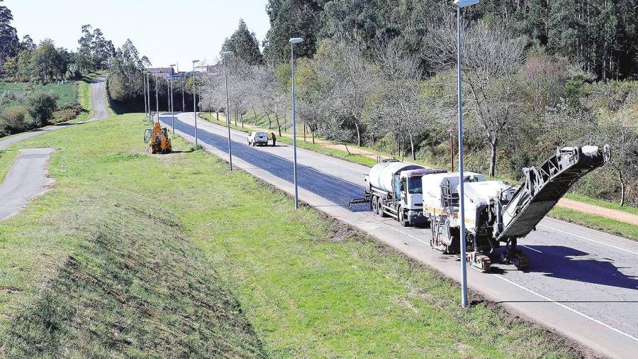 Trabajos de renovación del pavimento asfáltico que se están llevando a cabo en la avenida de Asturias. Foto: A. Hernández