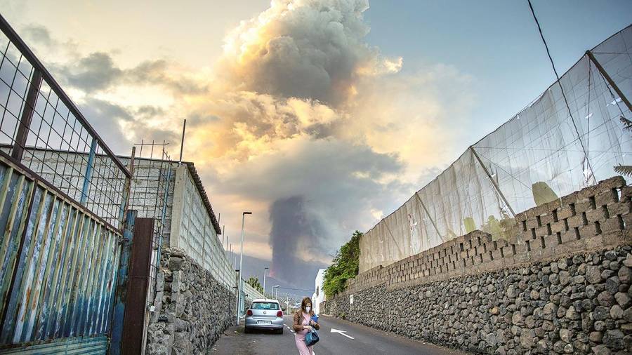 La erupción muy explosiva obliga a evacuar barrios y suspender vuelos
