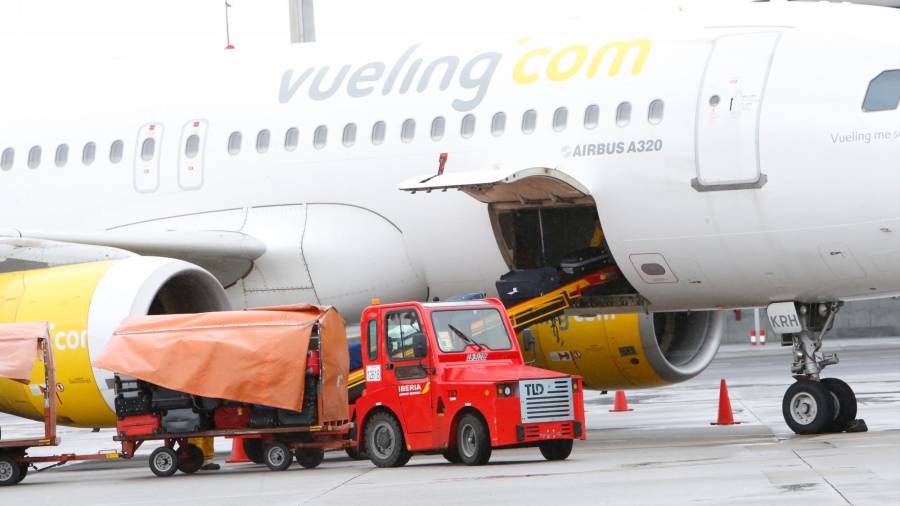 Carga de equipaje de un avión de Vueling en Lavacolla