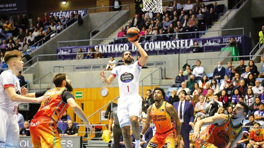THOMAS Scrubb lanza a canasta durante el partido ante Valencia Basket en Sar. Foto: A. H.
