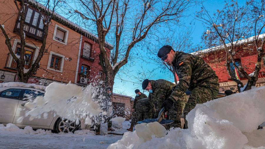 El ejército colabora en la limpieza de las calles después del temporal, en Toledo. Foto: Efe