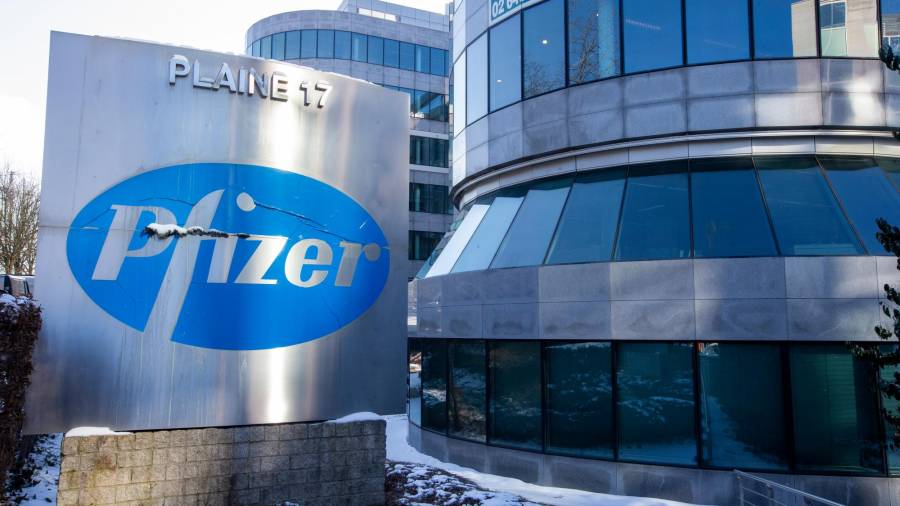 La nieve cubre el logo de la farmacéutica Pfizer en uno de sus centros ubicado en Bruselas. Foto: Nicolas Maeterlinck