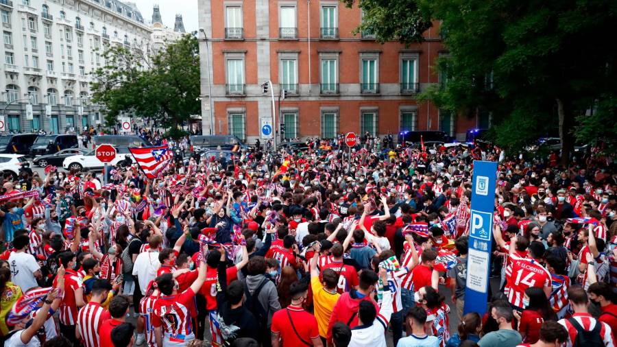 Centenares de seguidores del Atlético, en las inmediaciones de Neptuno. Foto: AFP7 Europa Press