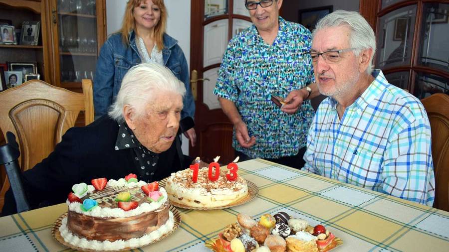 María Bouzas Senín, a valguesa máis lonxeva, recibe as felicitacións do alcalde no seu 103 aniversario