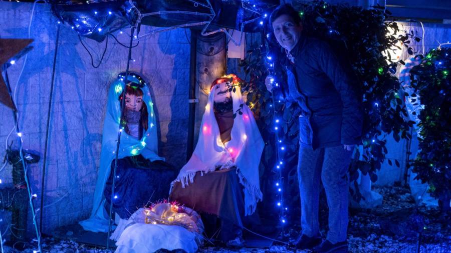 OURENSE, 12/12/2021.- Otro de los detalles navideños de la vivienda de María del Carmen Iglesias iluminada con las luces de Navidad. EFE/Brais Lorenzo