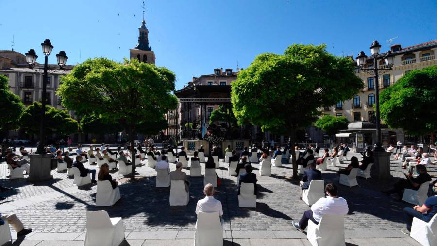 SEGOVIA, 28/06/2020.- Momento del homenaje este domingo en Segovia a las víctimas del coronavirus, en una de las zonas de España donde ha afectado a más población. EFE/ Pablo Martin