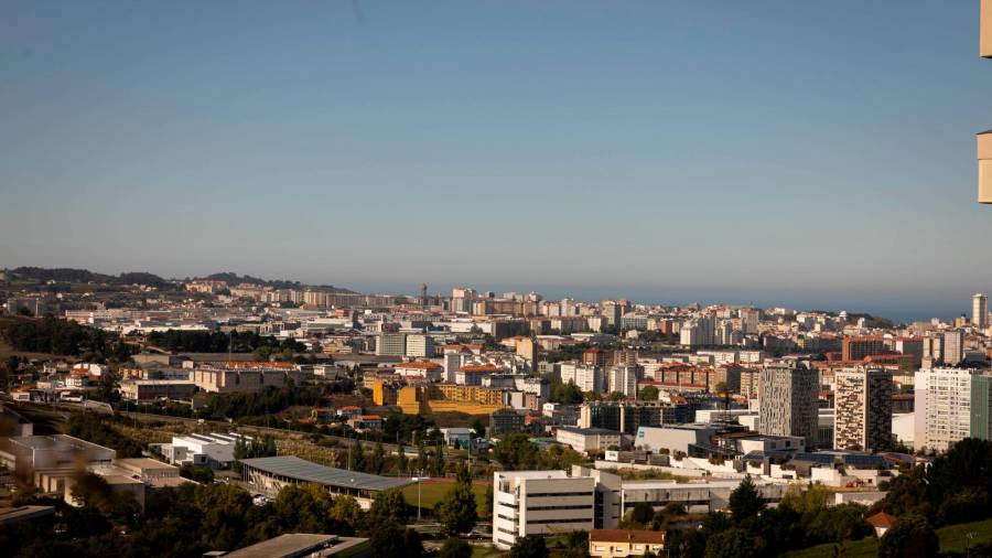 Vista panorámica de A Coruña con buen tiempo. FOTO: ESTEBAN DELAIGLESIA