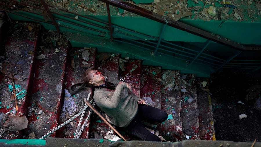 2 de junio de 2022, Kharkiv, Ucrania: La imagen muestra una mujer muerta en una escalera después del bombardeo ruso en una escuela en la ciudad de Kharkiv. FOTO: Carol Guzy / Zuma Press / ContactoPhoto / 06/02/2022