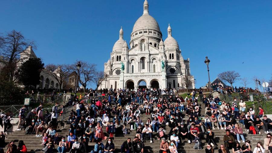 Personas sentadas ante la Basílica del Sagrado Corazón, en París. Foto: E.P.