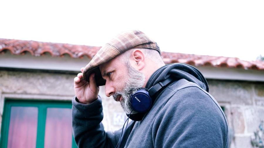 O cineasta compostelán, Alfonso Zarauza, durante a rodaxe da súa película última, ‘Ons’. Foto: ECG