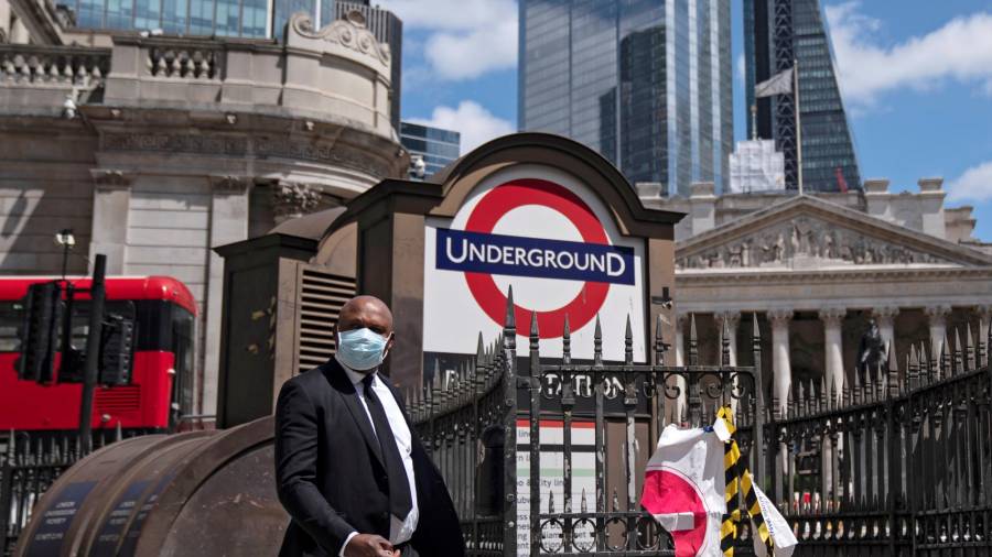 Un hombre se dirige al metro en la City de Londres, el lunes 29 de junio. EFE/EPA/WILL OLIVER