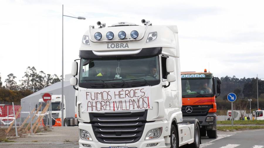 Concentración de camiones en el Polígono de A Sionlla, en Santiago / Foto: Antonio Hernández