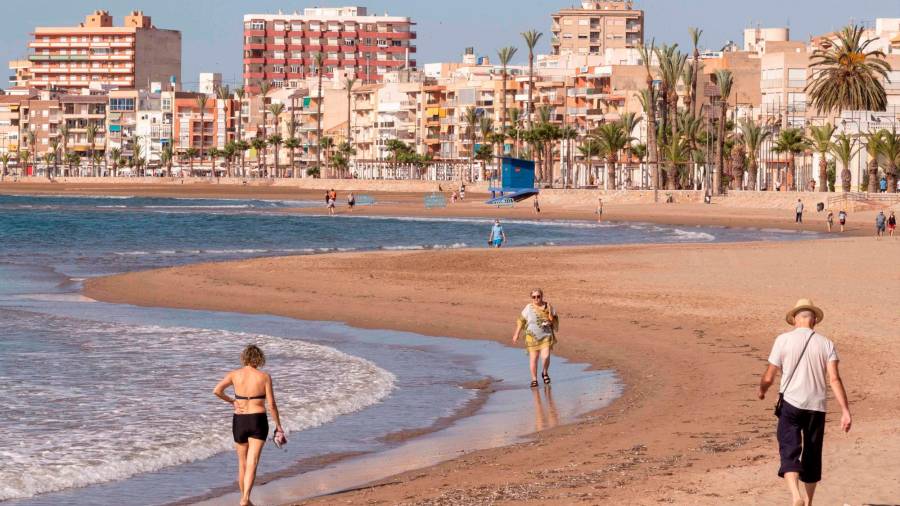cambio de fase Varias personas disfrutaron del buen tiempo para caminar ayer por la playa de Rihuete, en Murcia. A partir de hoy, se permite el baño en los arenales. EFE/Marcial Guillén
