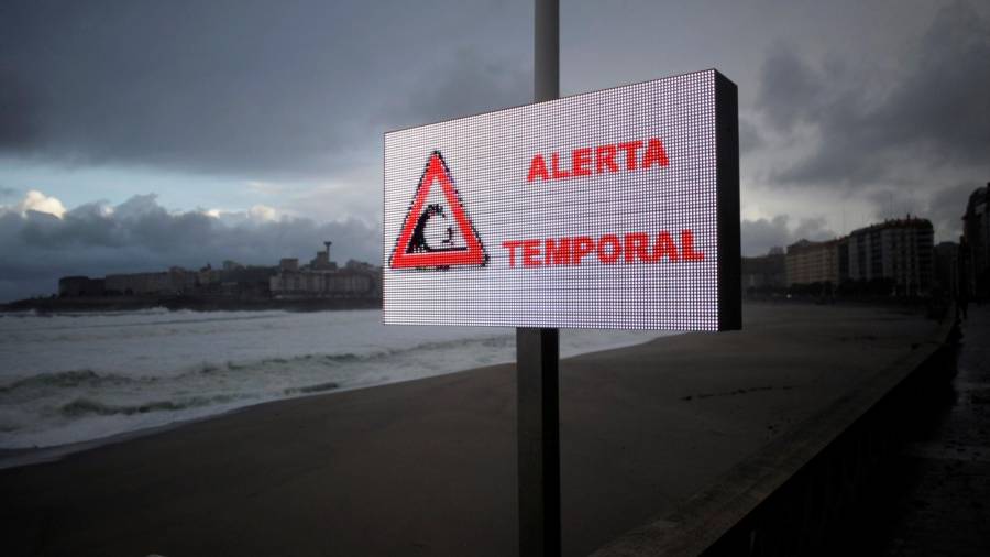 A CORUÑA, 04/12/2020.- En la imagen, letrero luminoso avisaba del temporal, en la playa del Orzán, en A Coruña. EFE/Cabalar