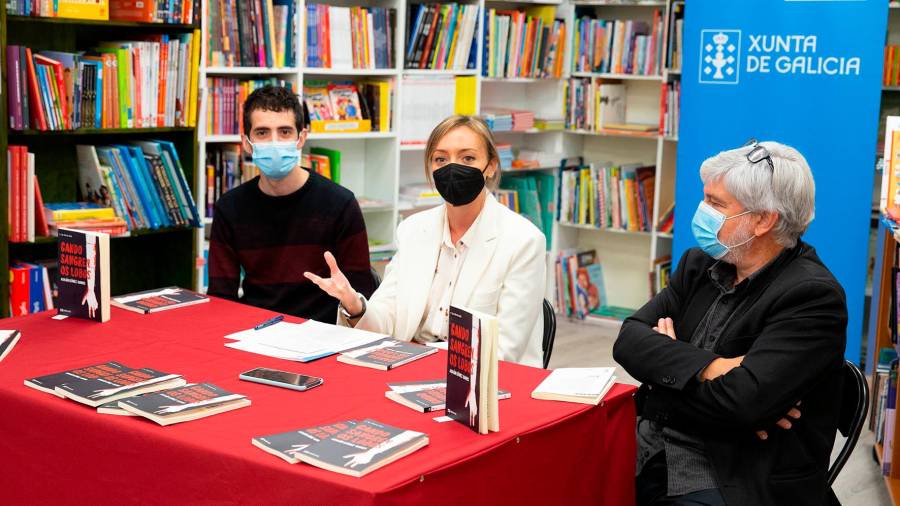 Fabiola García, centro, na presentación do libro do rianxeiro, á esquerda, en Santiago. Foto: X.
