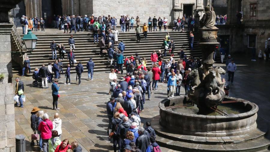 2018. Decenas de personas guardando cola en la Praza de Praterías para acceder a la Catedral. Santiago de Compostela. (Autor, Fernando Blanco para El Correo Gallego).