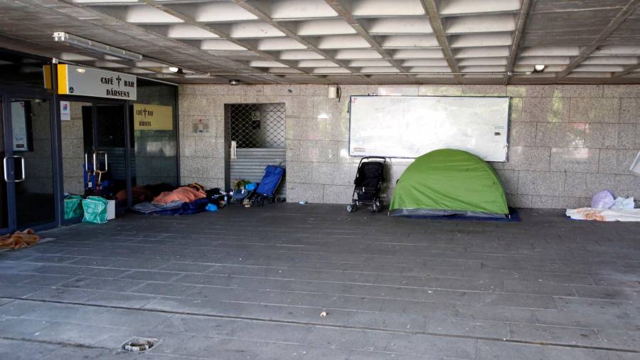 Tienda de campaña y sacos de dormir que utilizan algunas de las personas sin hogar en la dársena de autobuses de Xoán XXIII, donde se cobijan. Fotos: Antonio Hernández