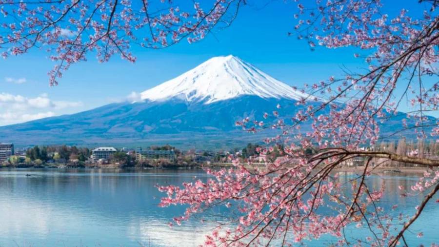 El Monte Fuji. El pico más alto de Japón es parte de los escenarios más inspiradores de este país. En realidad es un volcán pero no representa ningún peligro para la población circundante porque su última erupción se registró en 1707. Se considera sagrado y en su cima se encuentra un templo. (Fuente, www.vix.com)
