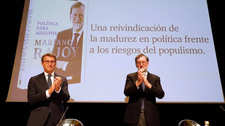 Alberto Núñez Feijóo junto a Mariano Rajoy en la presentación del libro este viernes en Santiago. Foto: Antonio Hernández