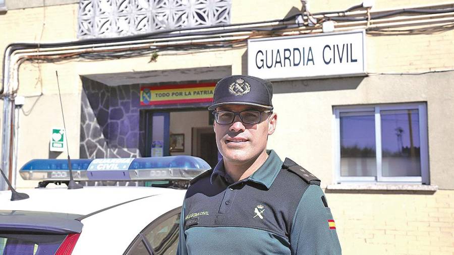 Fuerzas y cuerpos de seguridad. El capitán José Antonio Rivero Zobra, en el cuartel de la Guardia Civil de Santiago Foto: Antonio Hernández