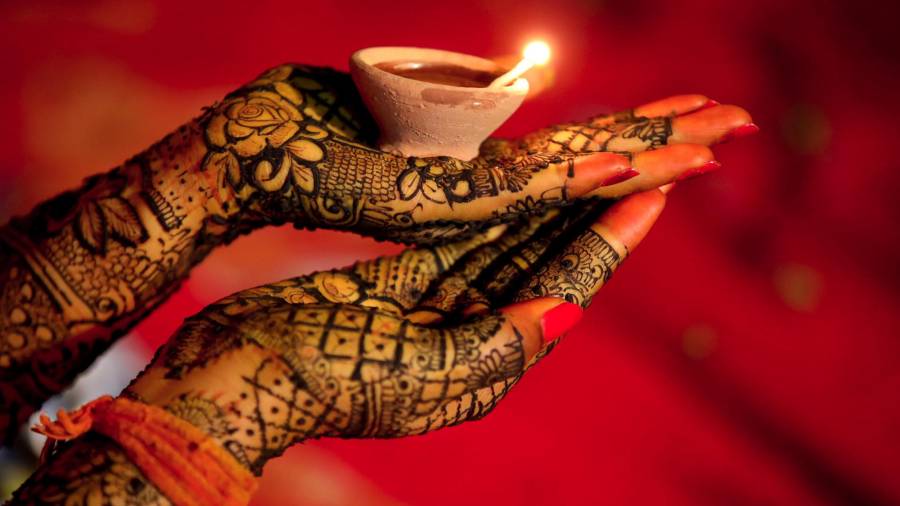 Bride durante la celebración del Mehndi. (Autor, Sanjeev Gupta. Fuente, EFE)
