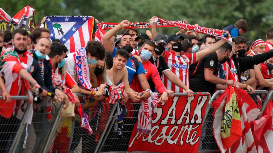 Hinchas rojiblancos en los alrededores del estadio de Zorrilla. Foto: AFP7 Europa Press