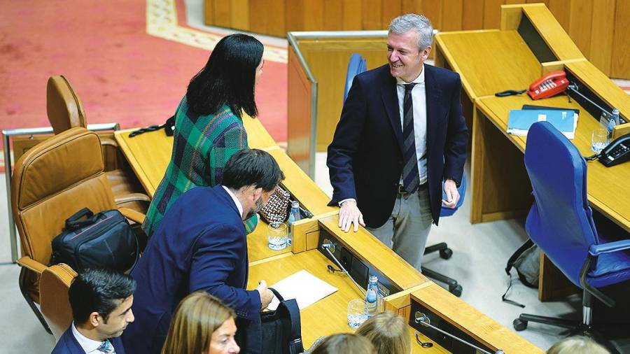 pleno de presupuestos. El titular de la Xunta, Alfonso Rueda, charla con diputados de la bancada popular. Foto: E.P.